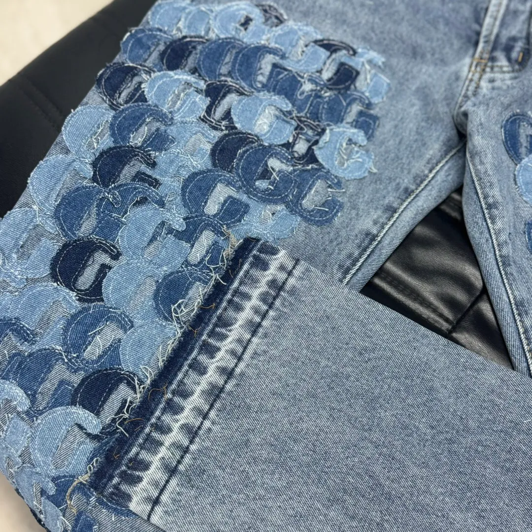 #8062 P286💰 GALLERY DEPT.G letter patch pudding 5001 denim washed and distressed spliced jeans -Original purchase and pattern making to truly restore the ultimate vintage texture -Original hardware accessories, washed and other elevators, QR code analysis are all purchased from the original factory, high degree of restoration, you are welcome to compare with a certain product ~ -Three-dimensional version Loose and comfortable, not picky about the figure, taller and slimmer, factory Seiko, original factory quality control, same style for men and women, can be matched with couples Versatile recommendation: must-have jeans for all seasons Color: blue Size: S-XXL (28-36)